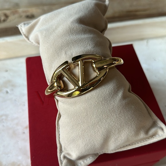 VALENTINO GARAVANI V Logo Gold Tone Moon Bangle Bracelet w BOX Dust Bag & tags. - Picture 10 of 11